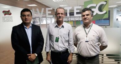 Gerente da Investe SC, Guilhermo Antonio Dávila, o prefeito de Canelinha, Moacir Montibeler, e o Presidente da Investe SC, Diógenes Feldhaus