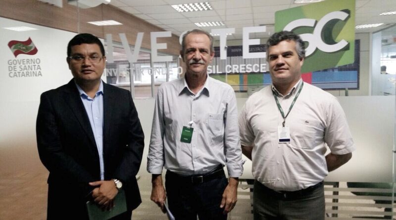 Gerente da Investe SC, Guilhermo Antonio Dávila, o prefeito de Canelinha, Moacir Montibeler, e o Presidente da Investe SC, Diógenes Feldhaus