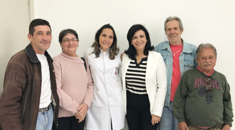 Dra. Mariana Mesquita e Secretária de Saúde Neli Ferreira com os primeiros pacientes a receber a prótese: Moacir Costa, Zenaide Serpa, Laércio Pereira e Santório Alves