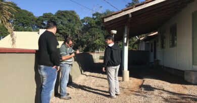 Fábio Marcelo Espíndula e a equipe da Zandoná Assessoria e Projetos Ltda., realizando medição no Beco Maria Júlia Reis, no bairro Cobre