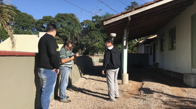 Fábio Marcelo Espíndula e a equipe da Zandoná Assessoria e Projetos Ltda., realizando medição no Beco Maria Júlia Reis, no bairro Cobre